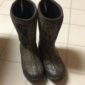 Muck insulated boots.